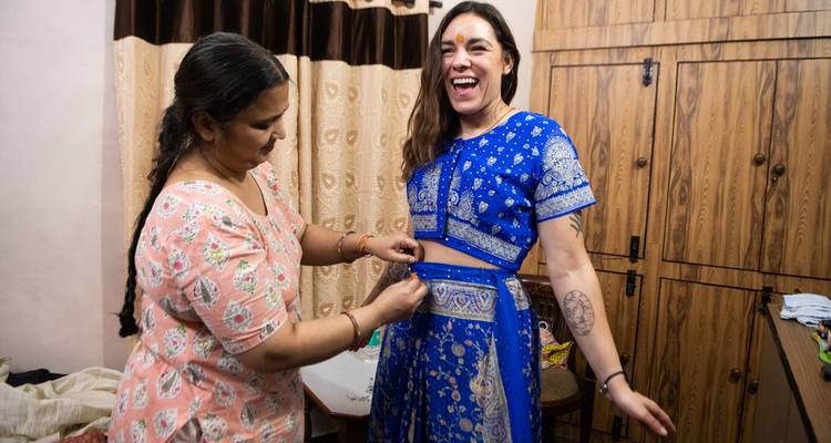 Femme vêtue d'un costume traditionnel bleu.