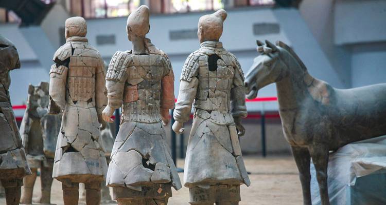 Terracotta strijders beelden in museum.