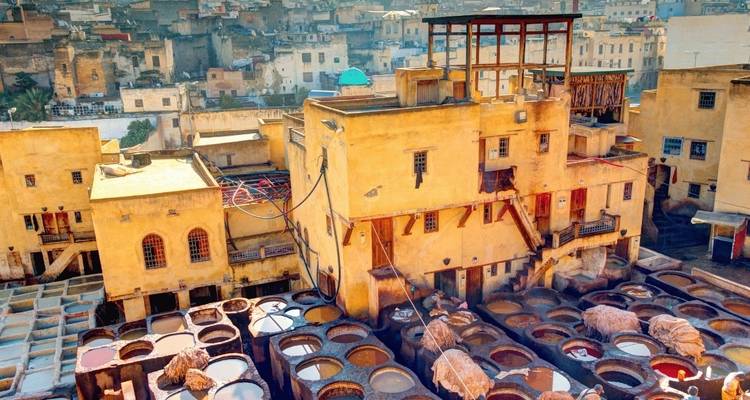 Vue d'ensemble des tanneries traditionnelles avec des bassins de teinture colorés.