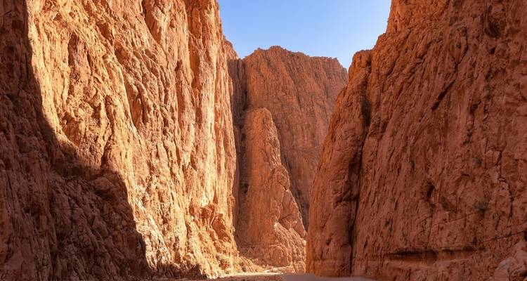 Passage étroit de canyon dans un paysage désertique.