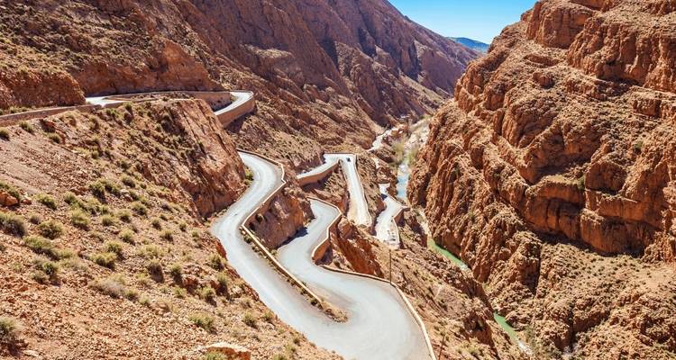 Route de montagne sinueuse à travers un paysage désertique spectaculaire.