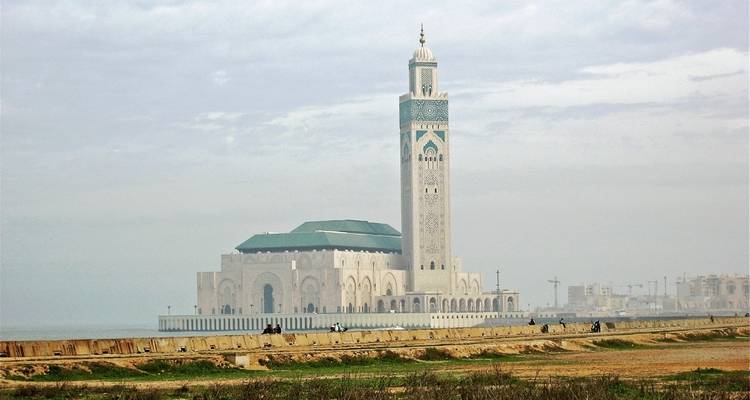 Hassan II-moskee in Casablanca met de oceaan op de achtergrond.