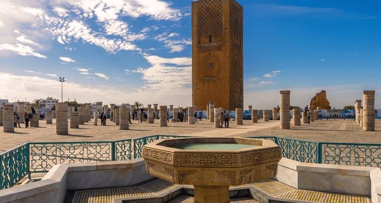 Hassan Toren en mensen op een plein in Rabat