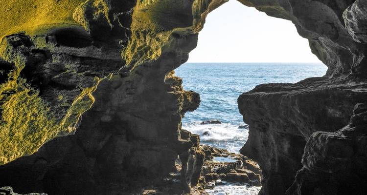 Grotten die uitkomen op de oceaan