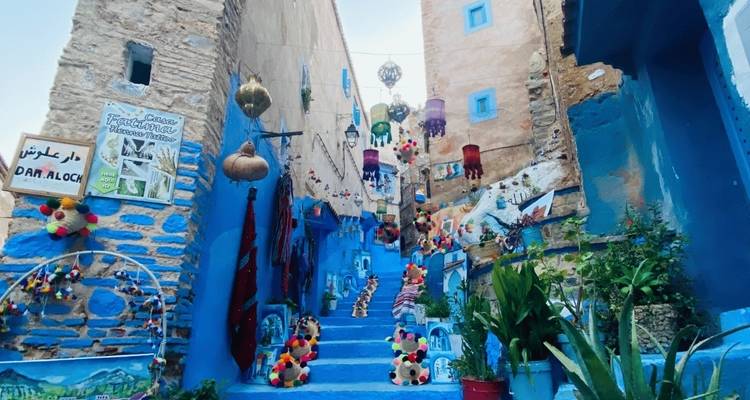 Kleurrijke straat in de blauwe stad