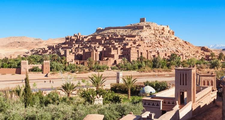 Historische Befestigungsanlage Ait Benhaddou umgeben von Wüstenlandschaft.