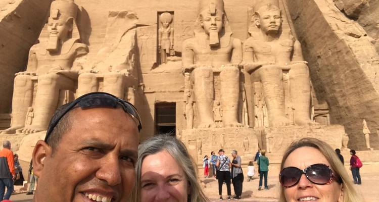 Gruppenselfie vor Abu Simbel.