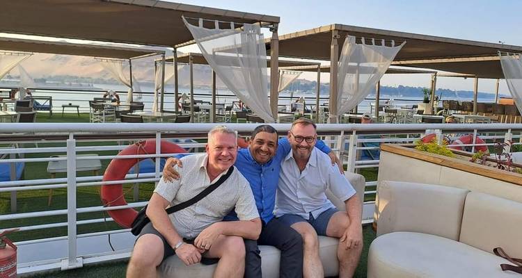 Drei Männer sitzen auf einem Bootsdeck in Ägypten.