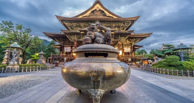 Gran templo con fachada intrincada y cielo dramático.