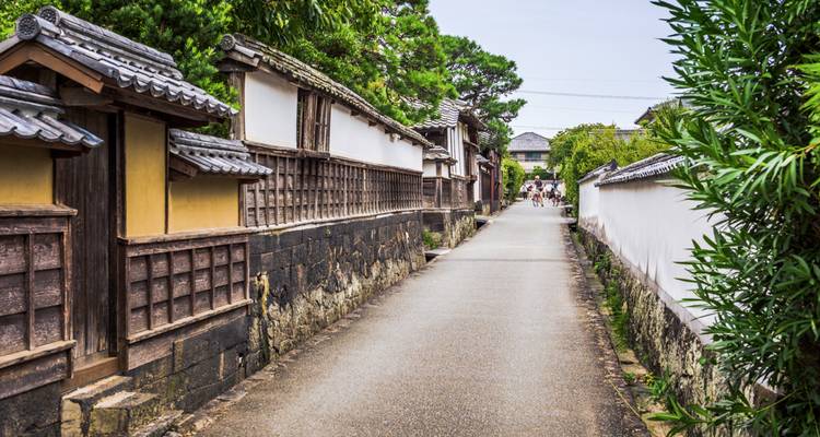 Calle histórica vacía con edificios japoneses tradicionales.