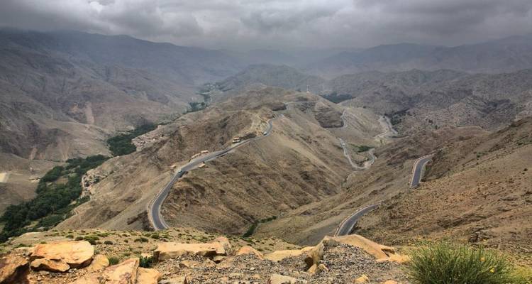Route de montagne sinueuse avec paysage rocheux aride.