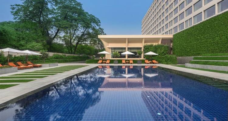 Hotel mit Schwimmbad und Gartenanlage.