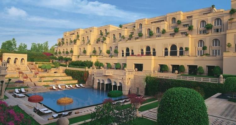 Luxuriöses Hotel mit Schwimmbad und Gärten.