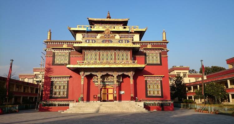 Bunter buddhistischer Tempel in einem Innenhof