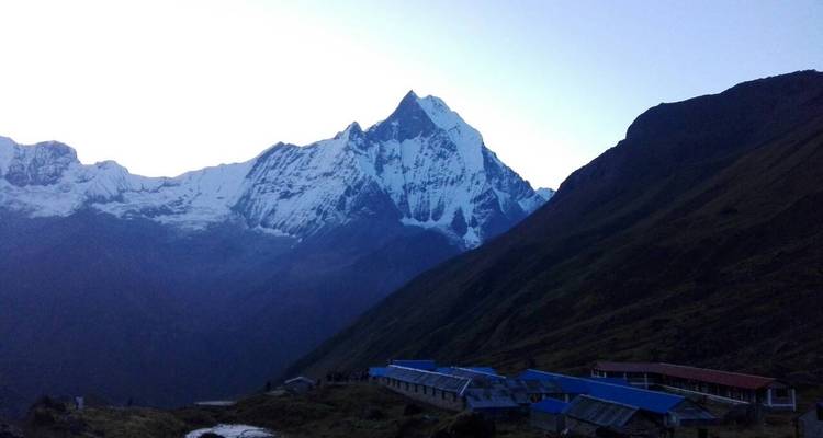 Bergtop met een kleine nederzetting aan de voet ervan.