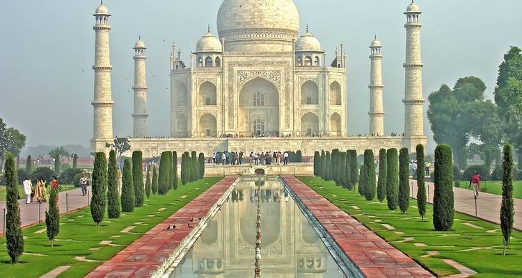 Taj Mahal reflejándose en las piscinas decorativas al amanecer o al atardecer.
