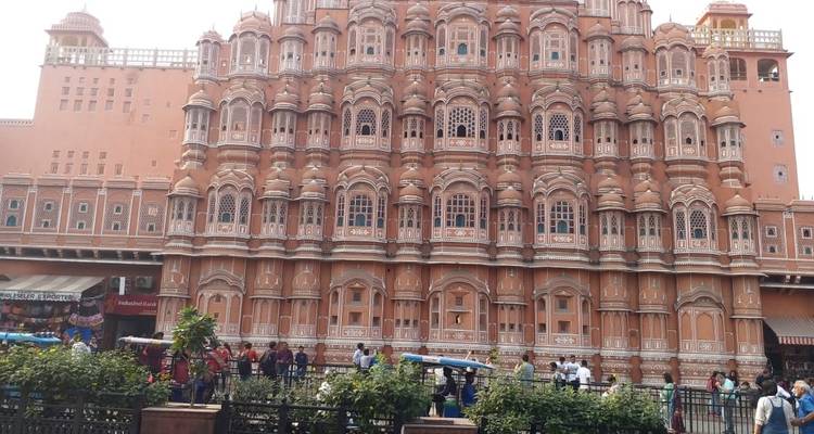 Fachada del Hawa Mahal con personas al frente.