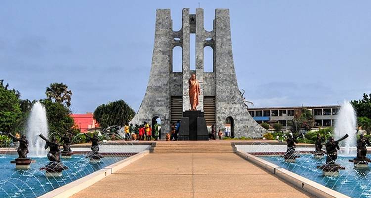 Monument avec fontaines d'eau dans un cadre de parc.