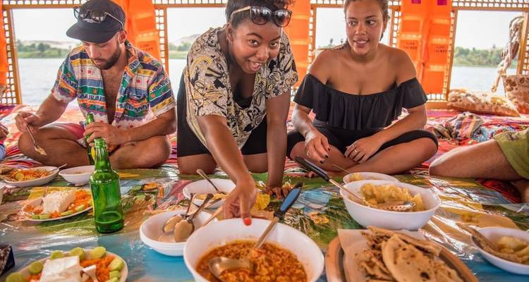 Personas disfrutando de una comida en un barco.