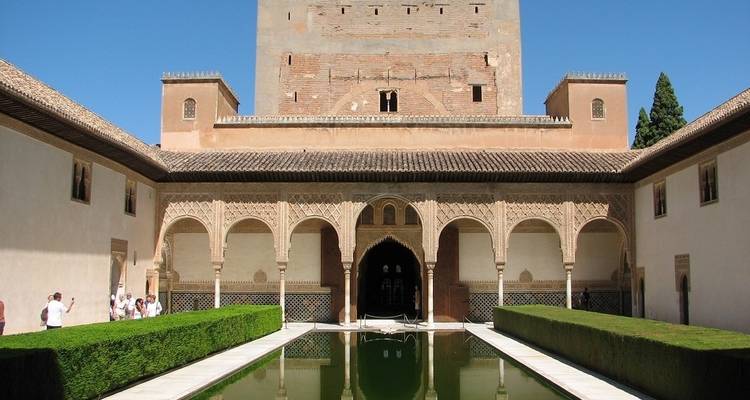 Cour de l'Alhambra à Grenade avec des gens qui explorent.