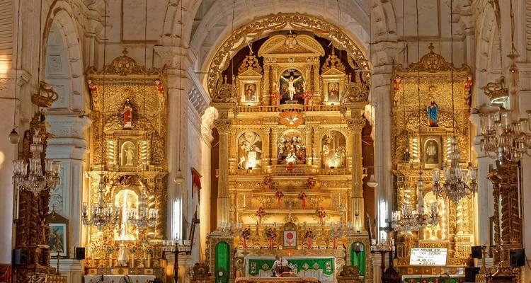 Prunkvolle Innenausstattung einer Kirche mit goldener Dekoration.