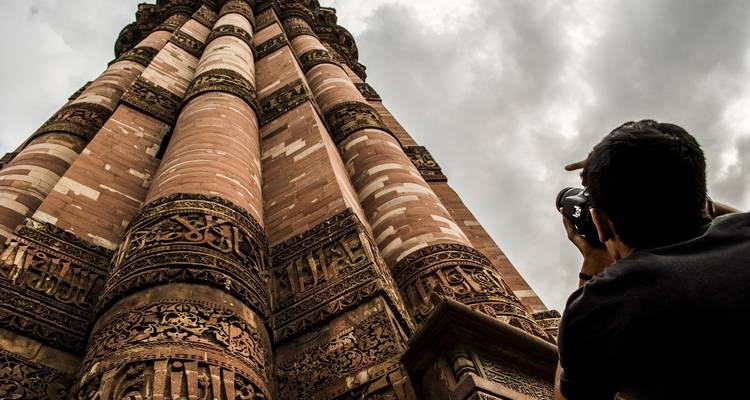 Fotograf erfasst die komplizierten Details des Qutub Minar.