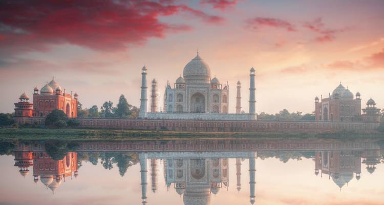 De Taj Mahal bij zonsopgang met een weerspiegeling.