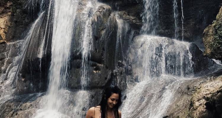 Persona parada cerca de una cascada