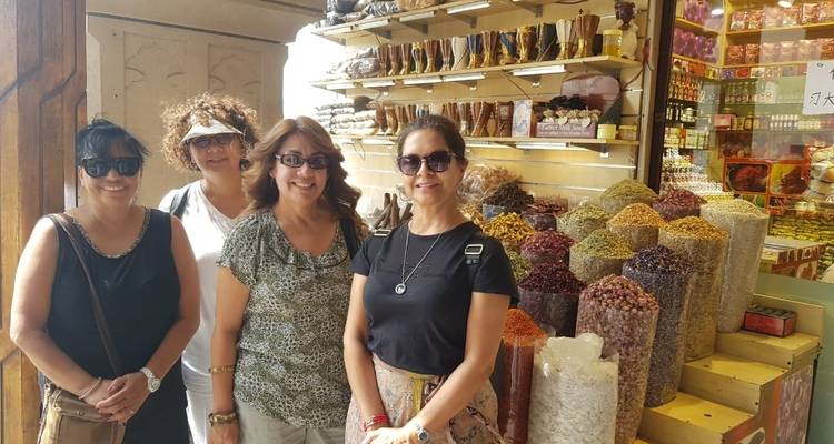 Gruppe von Frauen besucht einen traditionellen Gewürzmarkt.