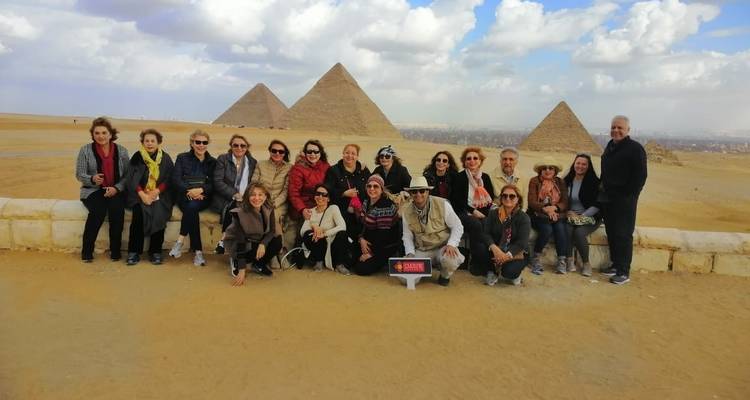 Gruppe von Touristen vor den Pyramiden.
