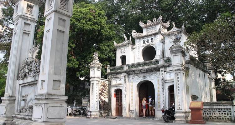 Entrée d'un temple historique avec une architecture détaillée.