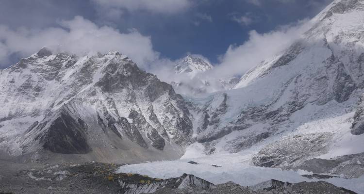 Besneeuwde Himalaya-massief en gletsjer onder wolkige lucht in de buurt van Everest Base Camp