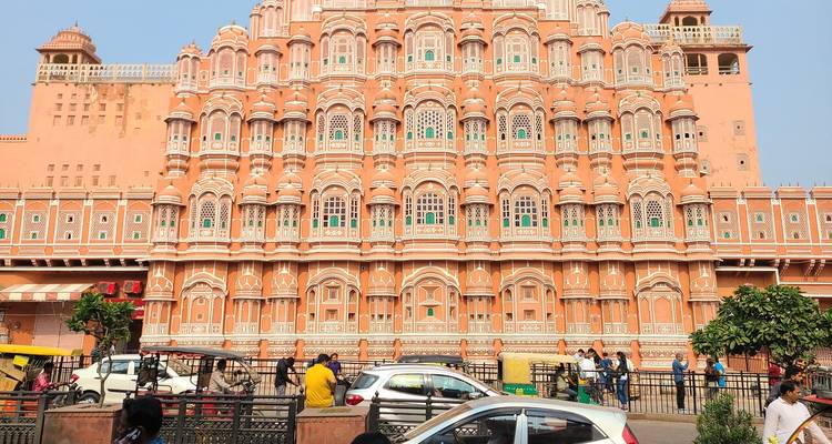 Hawa Mahal en Jaipur con gente y autos en frente.