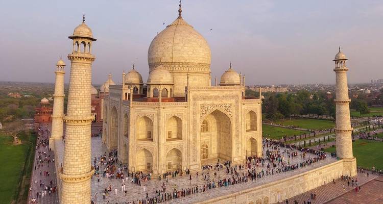 Vista aérea del Taj Mahal rodeado de turistas.