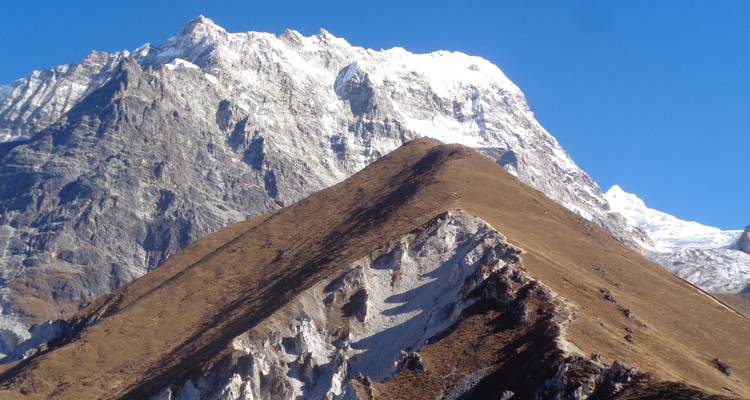 Bergtop met een duidelijk pad dat omhoog leidt.