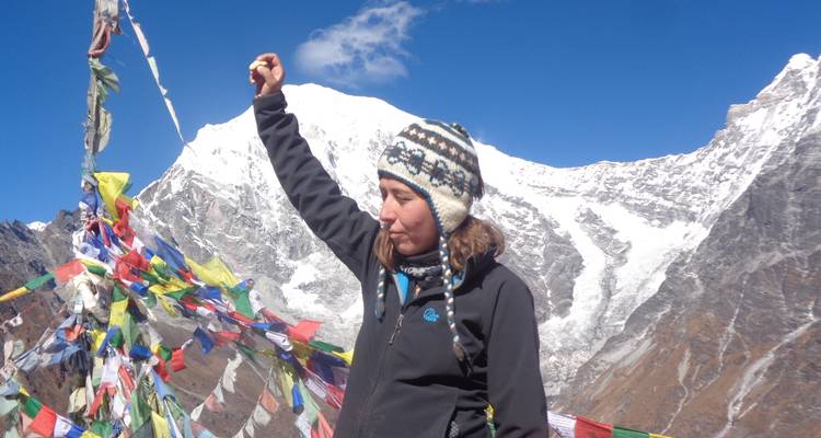 Toerist met gebedsvlaggen op een bergtocht.