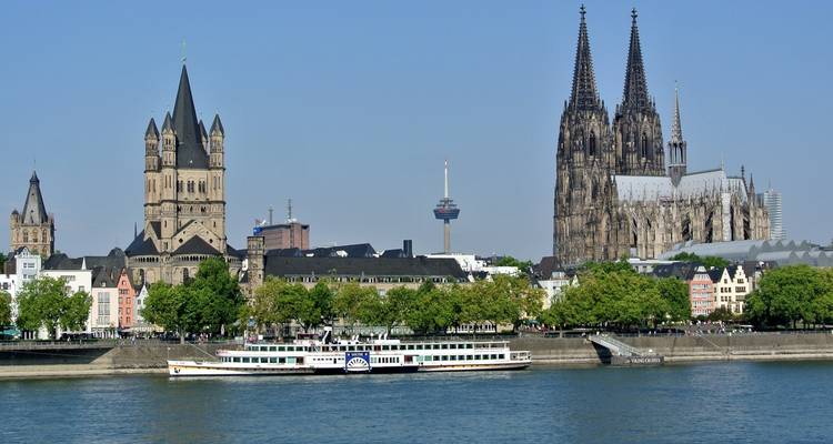 Horizon de Cologne avec une cathédrale et une rivière.