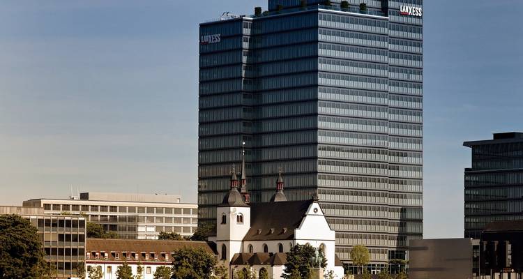 Bâtiments modernes et historiques combinés dans un paysage urbain.