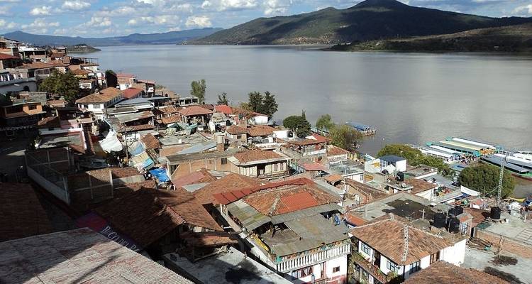 Un pueblo junto al lago con barcos y casas.