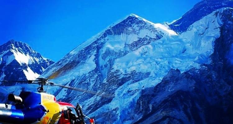 Ein Hubschrauber, der über den Himalaya mit markanten schneebedeckten Gipfeln fliegt.