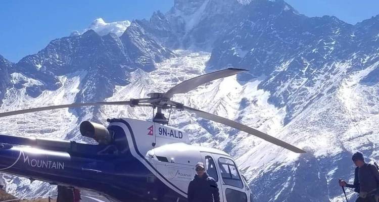 Ein Hubschrauber an einem sonnigen Tag, Berge im Hintergrund.