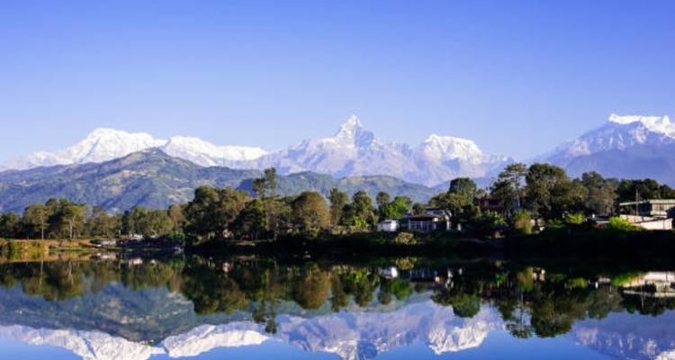Montagnes enneigées reflétées dans un lac