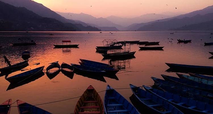 Bateaux sur un lac au coucher du soleil