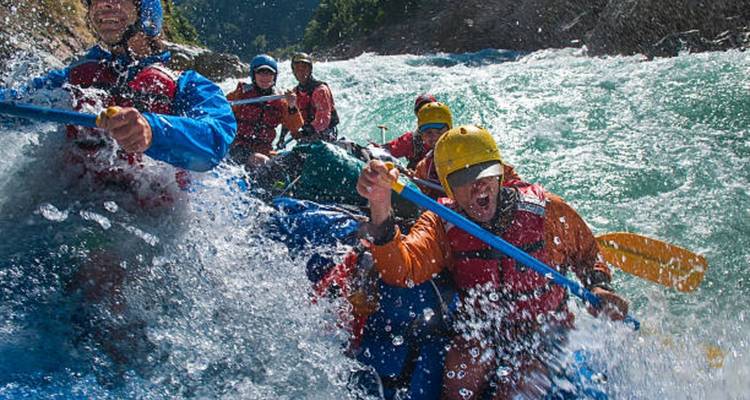 Groupe de personnes faisant du rafting en eaux vives