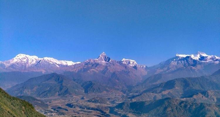 Majestätische Bergkette mit schneebedeckten Gipfeln.