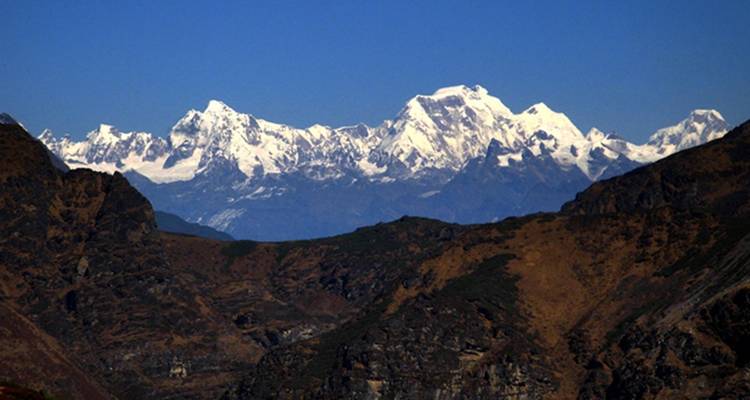 Chaîne de montagnes enneigées sous un ciel dégagé.