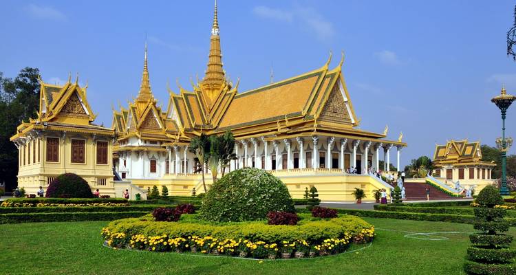 Eleganter Palast mit goldenen Dächern und gepflegten Gärten.