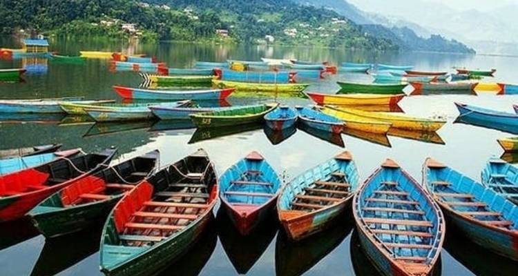 Kleurrijke boten die drijven op een kalm meer.