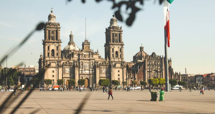 La Catedral Metropolitana de la Ciudad de México domina la extensa plaza del Zócalo bajo un sol radiante.