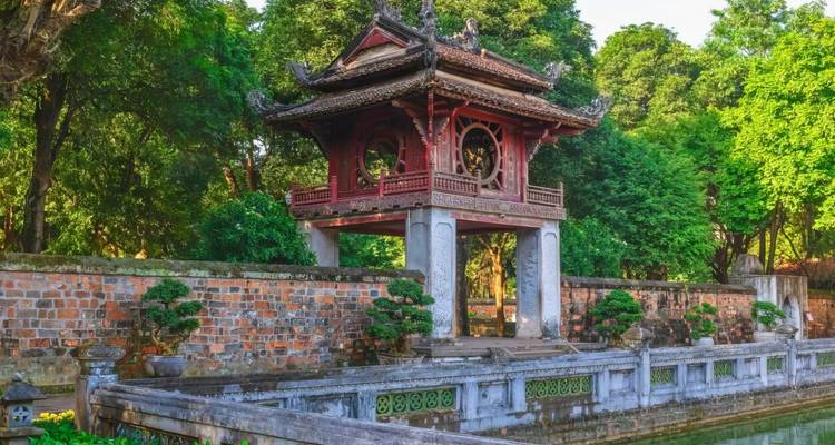 Schilderachtig uitzicht op de Literatuurtempel te midden van weelderig groen.